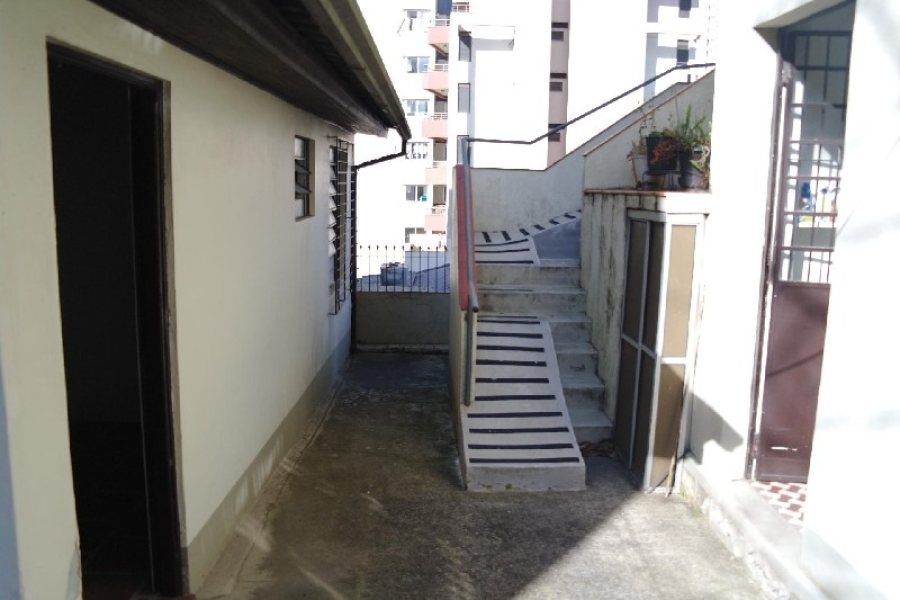 Casa Comercial com 400m², 4 dormitórios, 2 vagas, no bairro Centro em Caxias do Sul para Alugar