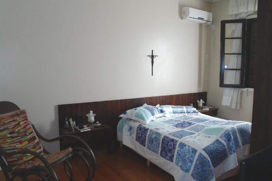 Casa Comercial com 400m², 4 dormitórios, 2 vagas, no bairro Centro em Caxias do Sul para Alugar