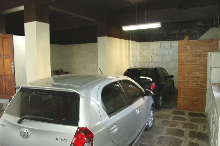 Casa Comercial com 400m², 4 dormitórios, 2 vagas, no bairro Centro em Caxias do Sul para Alugar