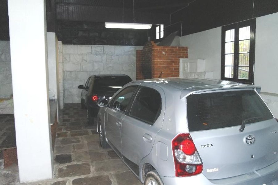 Casa Comercial com 400m², 4 dormitórios, 2 vagas, no bairro Centro em Caxias do Sul para Alugar