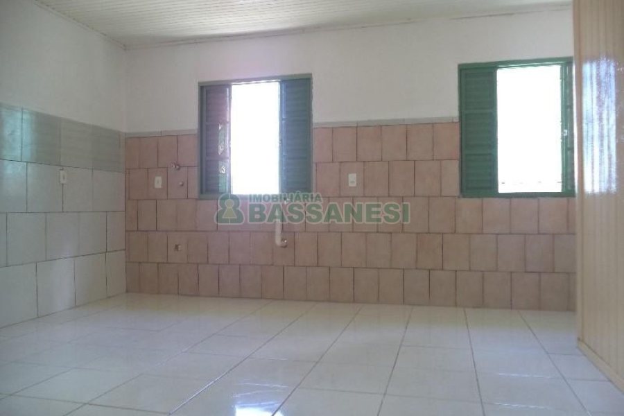 Casa com 63m², 2 dormitórios, 1 vaga, no bairro Planalto em Caxias do Sul para Comprar