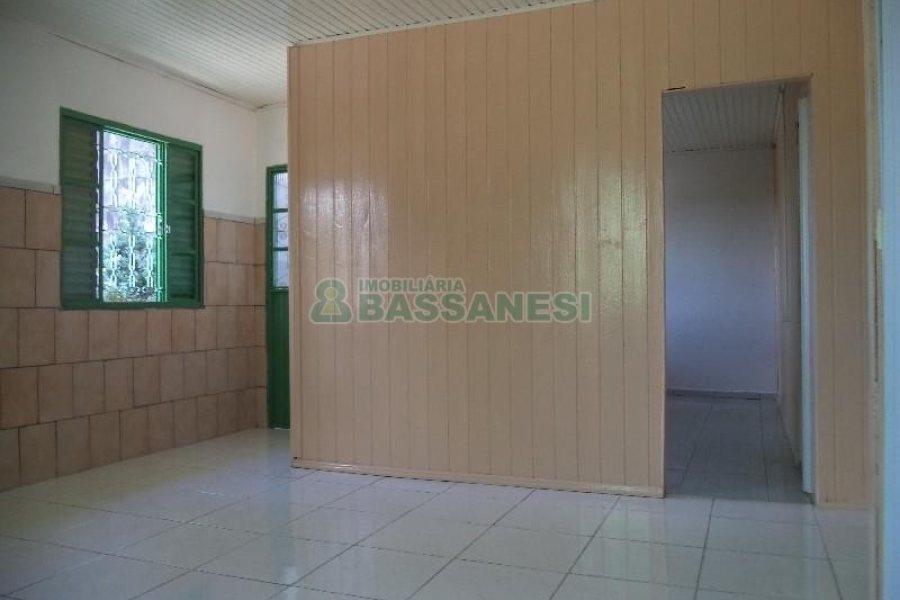 Casa com 63m², 2 dormitórios, 1 vaga, no bairro Planalto em Caxias do Sul para Comprar