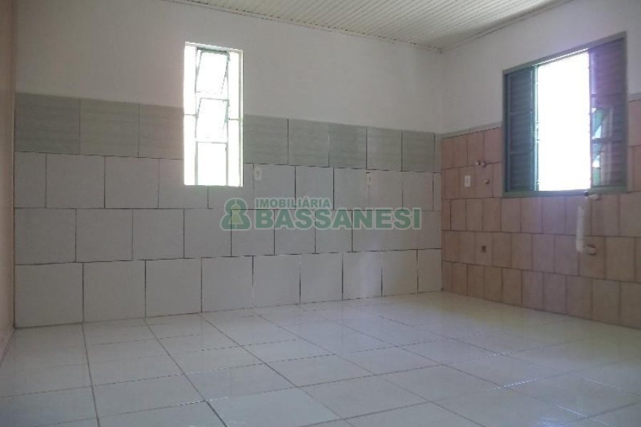 Casa com 63m², 2 dormitórios, 1 vaga, no bairro Planalto em Caxias do Sul para Comprar