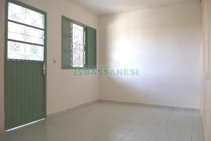 Casa com 63m², 2 dormitórios, 1 vaga, no bairro Planalto em Caxias do Sul para Comprar
