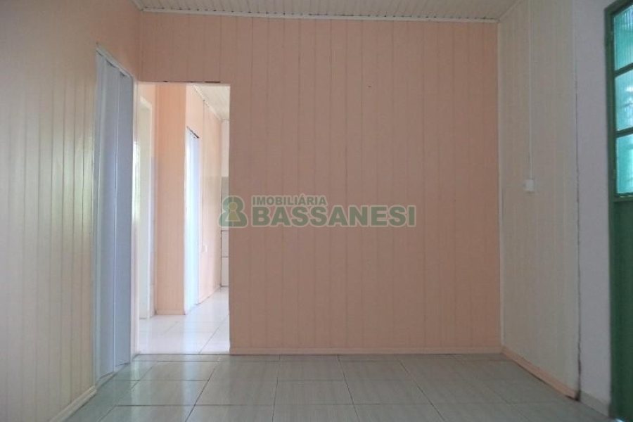 Casa com 63m², 2 dormitórios, 1 vaga, no bairro Planalto em Caxias do Sul para Comprar