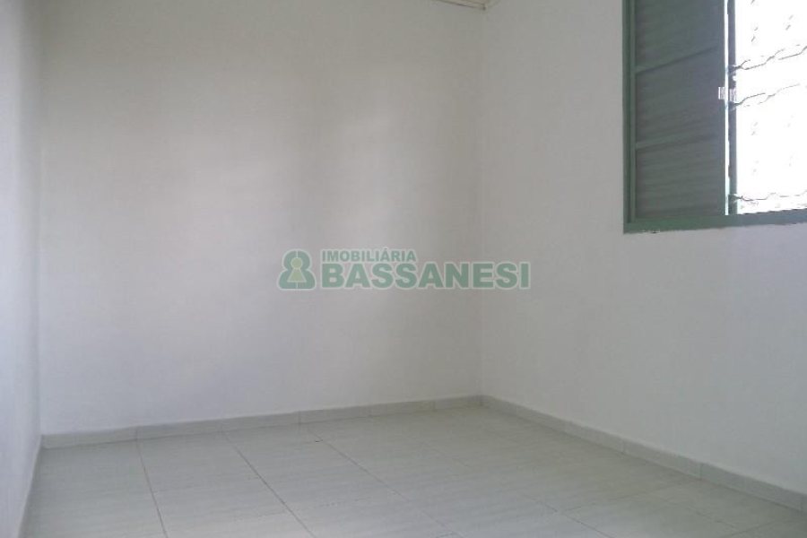 Casa com 63m², 2 dormitórios, 1 vaga, no bairro Planalto em Caxias do Sul para Comprar