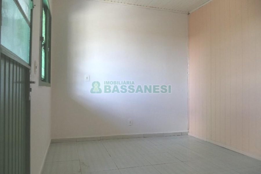 Casa com 63m², 2 dormitórios, 1 vaga, no bairro Planalto em Caxias do Sul para Comprar