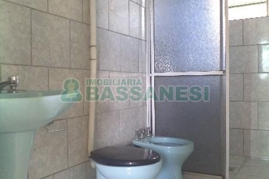 Casa com 63m², 2 dormitórios, 1 vaga, no bairro Planalto em Caxias do Sul para Comprar