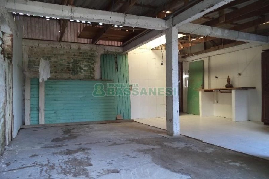 Casa com 63m², 2 dormitórios, 1 vaga, no bairro Planalto em Caxias do Sul para Comprar