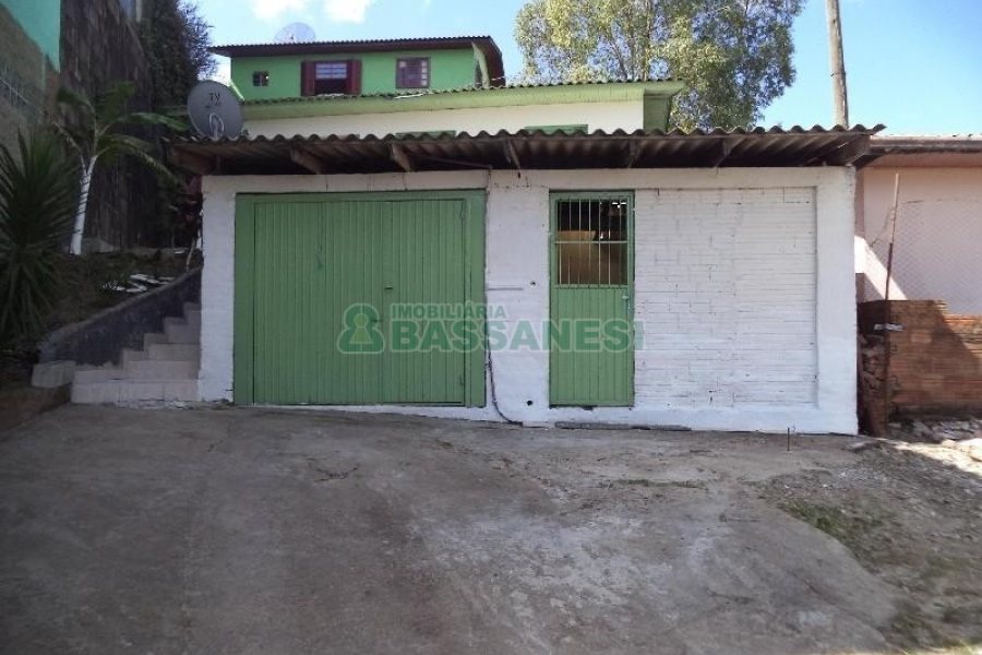 Casa com 63m², 2 dormitórios, 1 vaga, no bairro Planalto em Caxias do Sul para Comprar