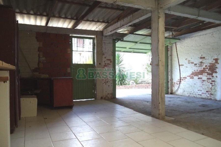 Casa com 63m², 2 dormitórios, 1 vaga, no bairro Planalto em Caxias do Sul para Comprar