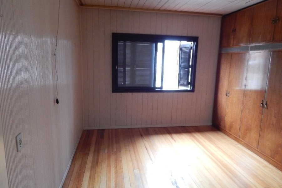 Casa com 265m², 4 dormitórios, 1 vaga, no bairro Panazzolo em Caxias do Sul para Comprar