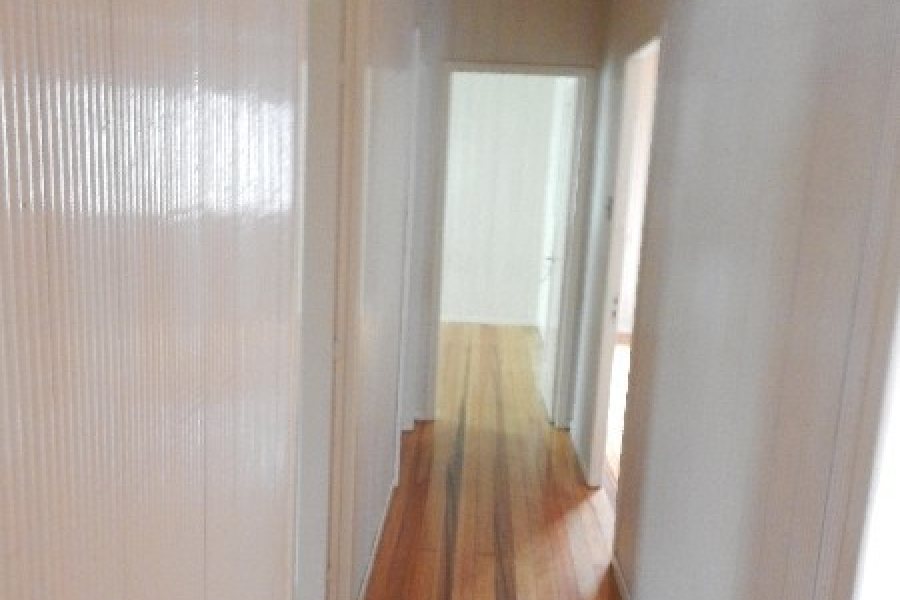 Casa com 265m², 4 dormitórios, 1 vaga, no bairro Panazzolo em Caxias do Sul para Comprar