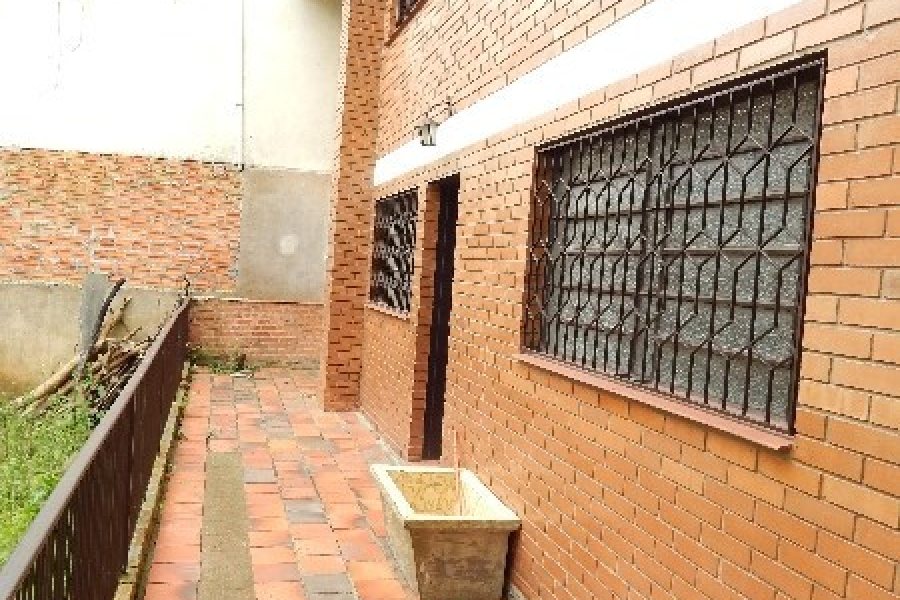 Casa com 265m², 4 dormitórios, 1 vaga, no bairro Panazzolo em Caxias do Sul para Comprar