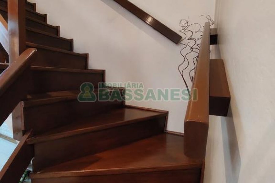 Sobrado com 126m², 3 dormitórios, 1 vaga, no bairro Jardim América em Caxias do Sul para Comprar