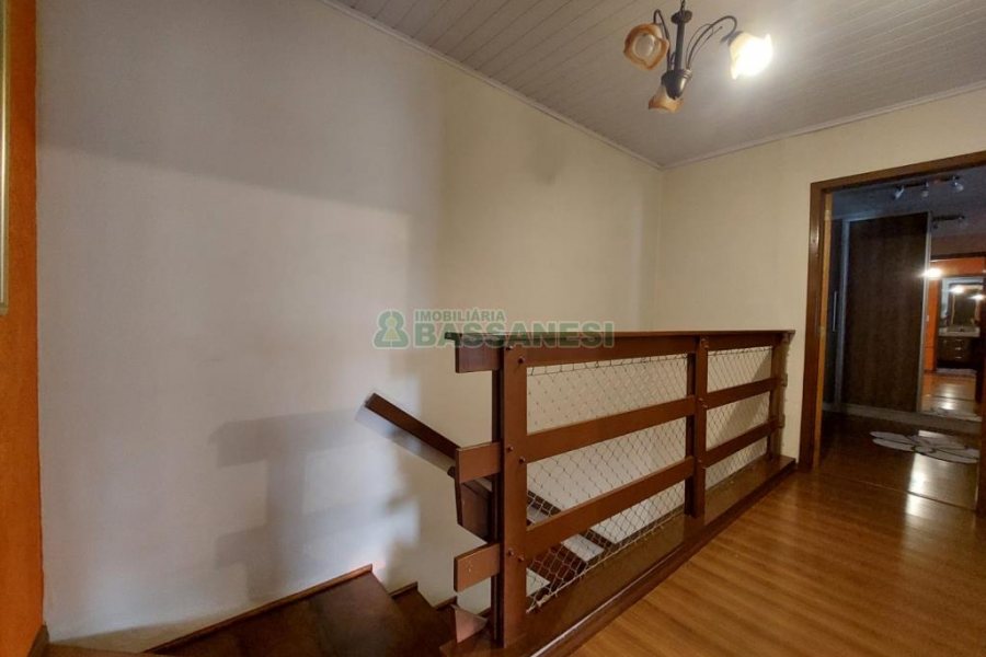 Sobrado com 126m², 3 dormitórios, 1 vaga, no bairro Jardim América em Caxias do Sul para Comprar