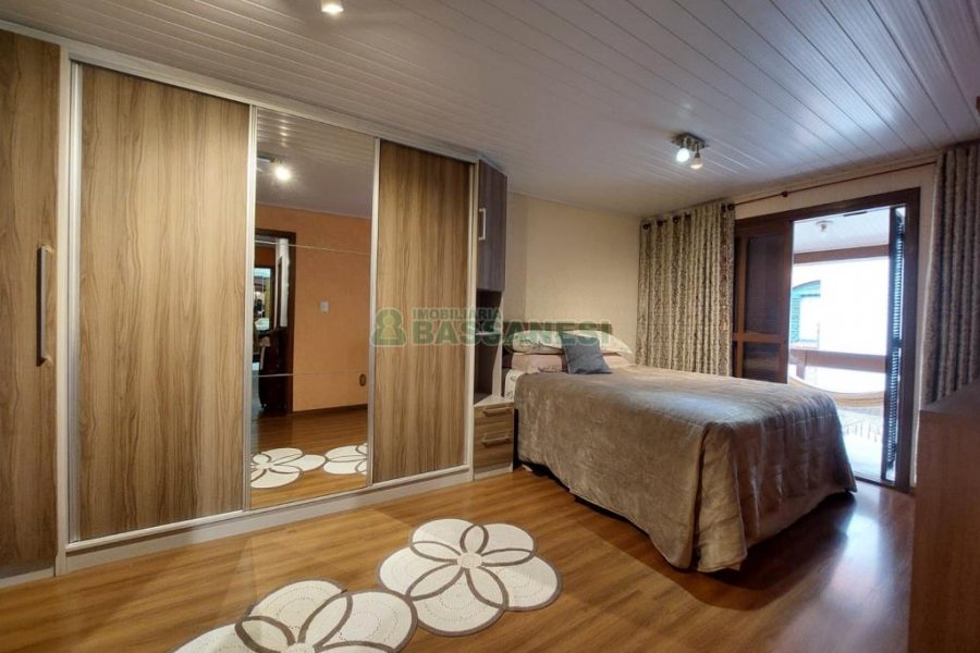 Sobrado com 126m², 3 dormitórios, 1 vaga, no bairro Jardim América em Caxias do Sul para Comprar