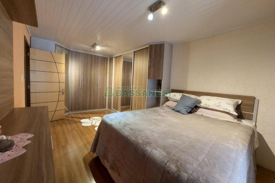 Sobrado com 126m², 3 dormitórios, 1 vaga, no bairro Jardim América em Caxias do Sul para Comprar