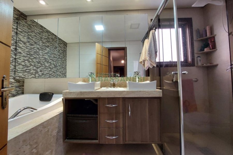 Sobrado com 126m², 3 dormitórios, 1 vaga, no bairro Jardim América em Caxias do Sul para Comprar