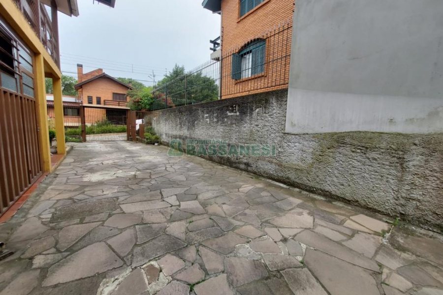 Sobrado com 126m², 3 dormitórios, 1 vaga, no bairro Jardim América em Caxias do Sul para Comprar