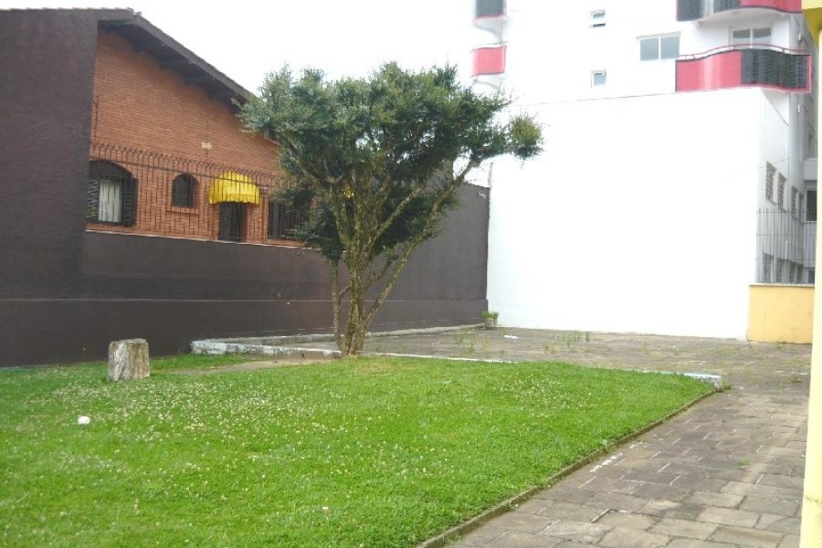 Casa Comercial com 500m², 5 dormitórios, 1 vaga, no bairro Centro em Caxias do Sul para Comprar