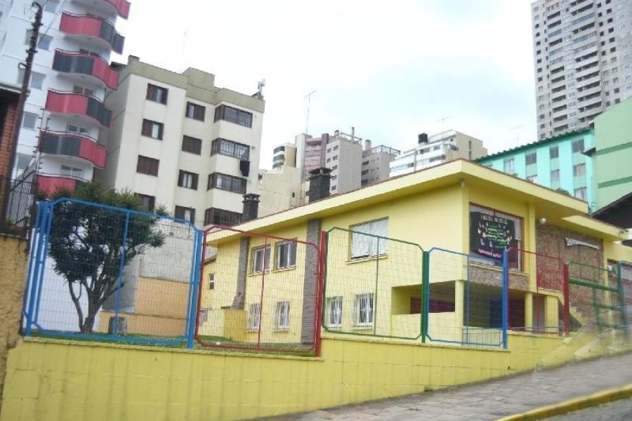 Casa Comercial com 500m², 5 dormitórios, 1 vaga, no bairro Centro em Caxias do Sul para Comprar