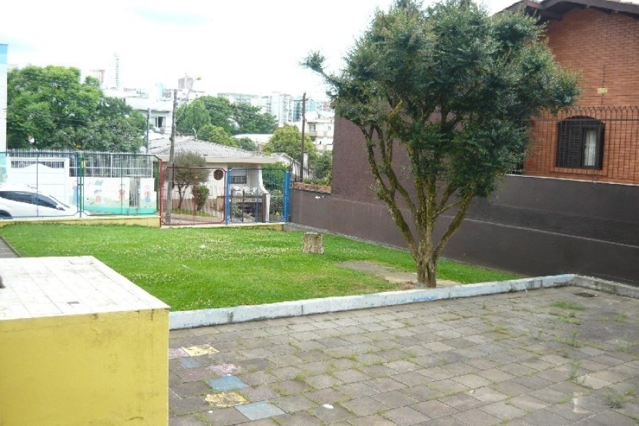 Casa Comercial com 500m², 5 dormitórios, 1 vaga, no bairro Centro em Caxias do Sul para Comprar
