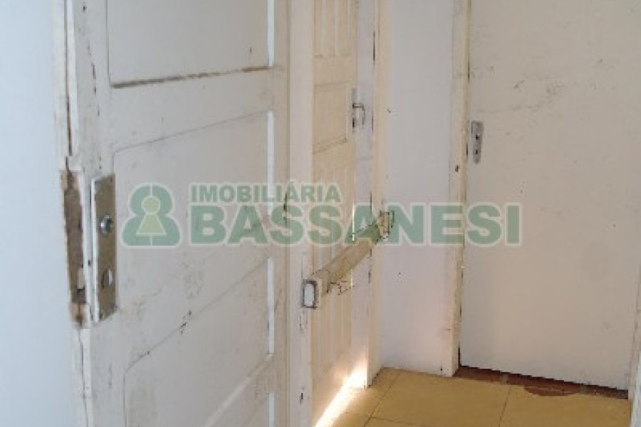 Casa Comercial com 500m², 5 dormitórios, 1 vaga, no bairro Centro em Caxias do Sul para Comprar