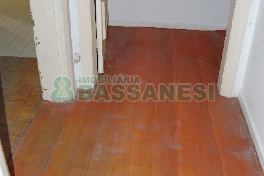 Casa Comercial com 500m², 5 dormitórios, 1 vaga, no bairro Centro em Caxias do Sul para Comprar