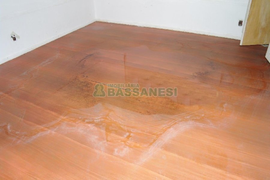 Casa Comercial com 500m², 5 dormitórios, 1 vaga, no bairro Centro em Caxias do Sul para Comprar