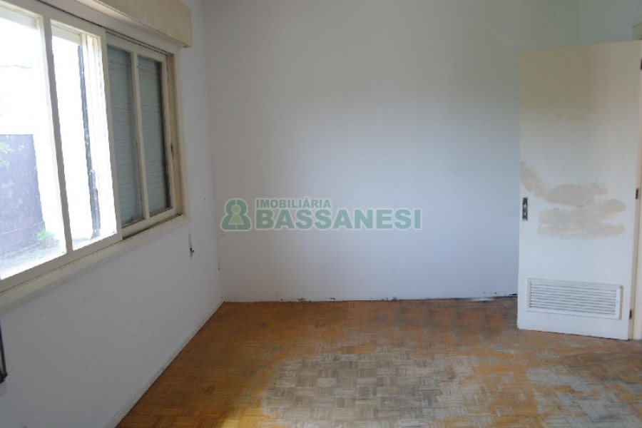 Casa Comercial com 500m², 5 dormitórios, 1 vaga, no bairro Centro em Caxias do Sul para Comprar