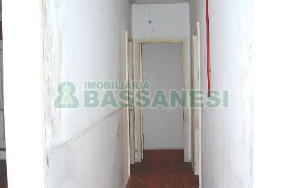 Casa Comercial com 500m², 5 dormitórios, 1 vaga, no bairro Centro em Caxias do Sul para Comprar