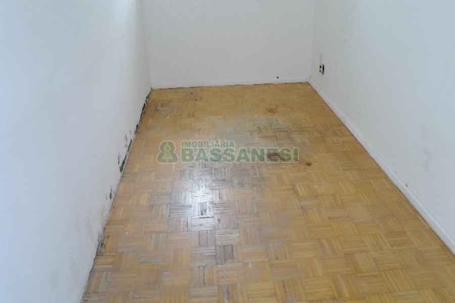 Casa Comercial com 500m², 5 dormitórios, 1 vaga, no bairro Centro em Caxias do Sul para Comprar
