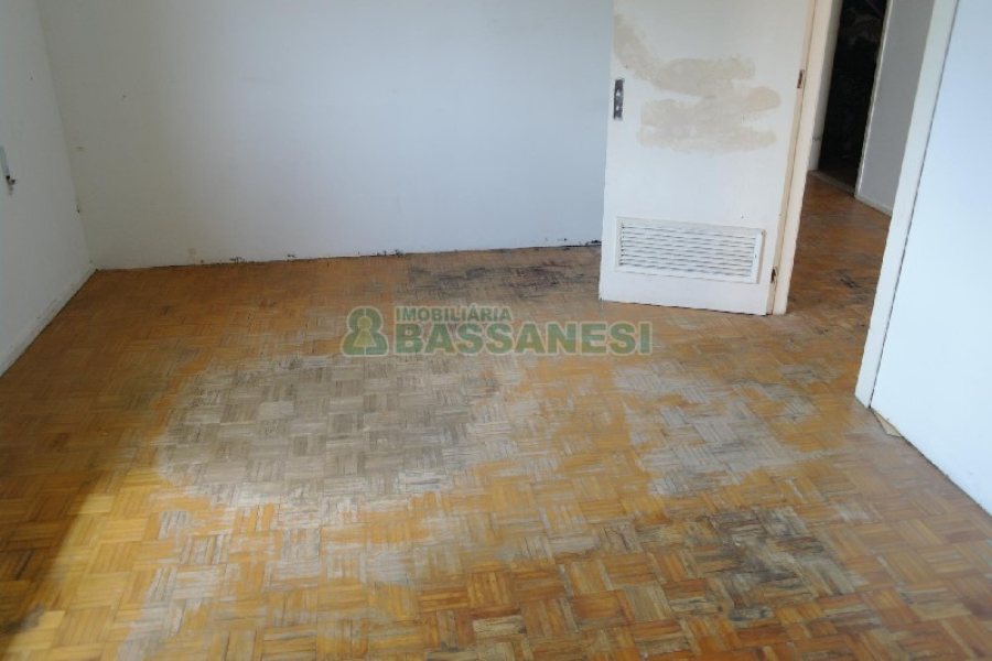 Casa Comercial com 500m², 5 dormitórios, 1 vaga, no bairro Centro em Caxias do Sul para Comprar