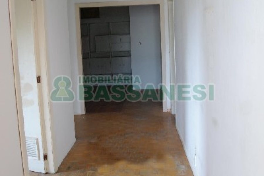 Casa Comercial com 500m², 5 dormitórios, 1 vaga, no bairro Centro em Caxias do Sul para Comprar
