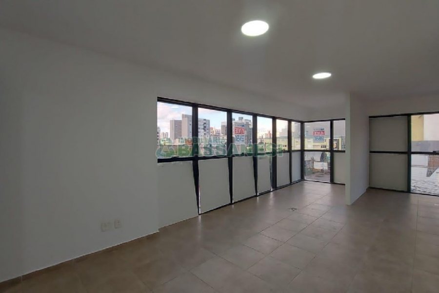 Sala com 73m², 2 vagas, no bairro São Pelegrino em Caxias do Sul para Comprar