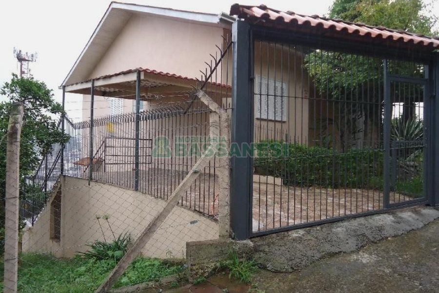 Casa com 82m², 2 dormitórios, 1 vaga, no bairro Universitário em Caxias do Sul para Alugar