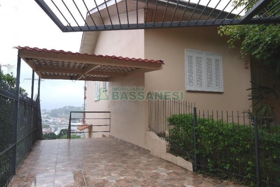 Casa com 82m², 2 dormitórios, 1 vaga, no bairro Universitário em Caxias do Sul para Alugar