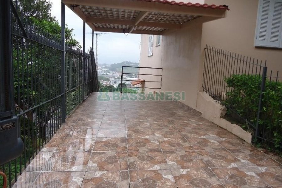 Casa com 82m², 2 dormitórios, 1 vaga, no bairro Universitário em Caxias do Sul para Alugar