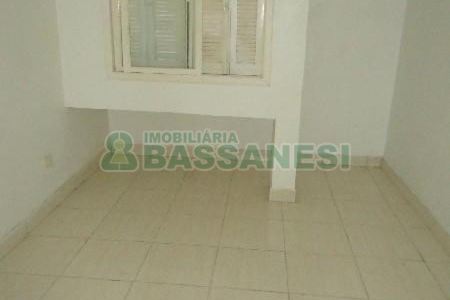 Casa com 82m², 2 dormitórios, 1 vaga, no bairro Universitário em Caxias do Sul para Alugar