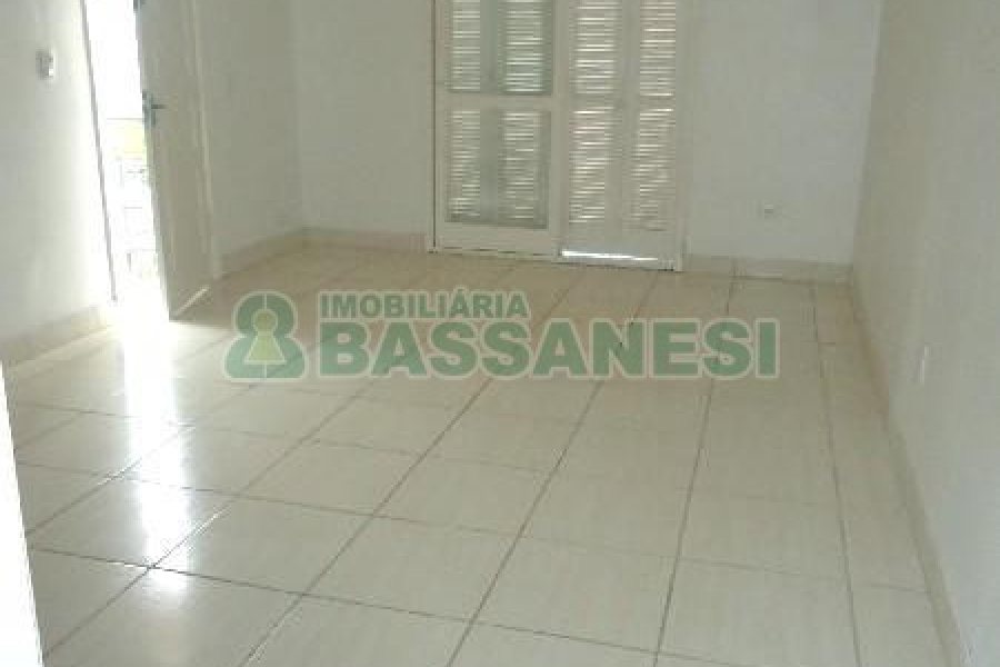 Casa com 82m², 2 dormitórios, 1 vaga, no bairro Universitário em Caxias do Sul para Alugar