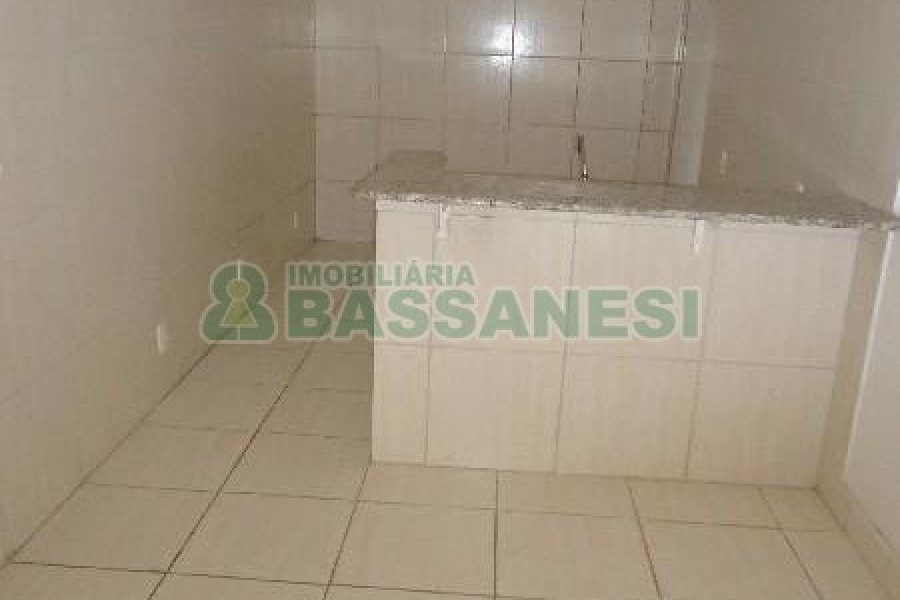 Casa com 82m², 2 dormitórios, 1 vaga, no bairro Universitário em Caxias do Sul para Alugar