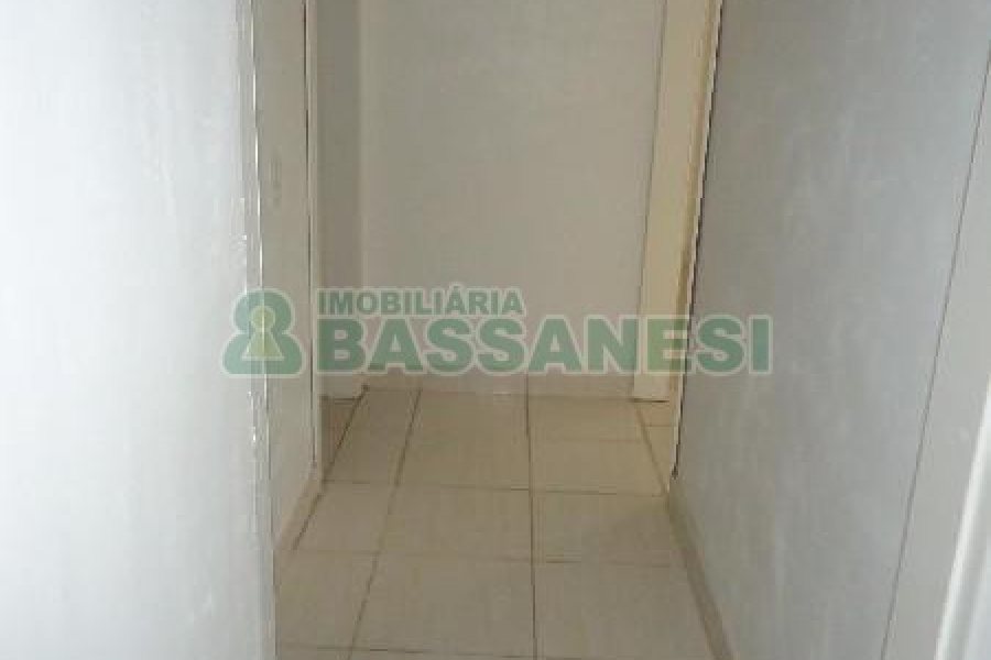 Casa com 82m², 2 dormitórios, 1 vaga, no bairro Universitário em Caxias do Sul para Alugar