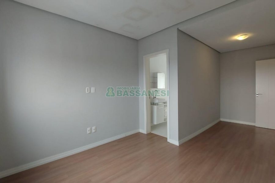 Apartamento com 105m², 3 dormitórios, 2 vagas, no bairro Sagrada Família em Caxias do Sul para Alugar