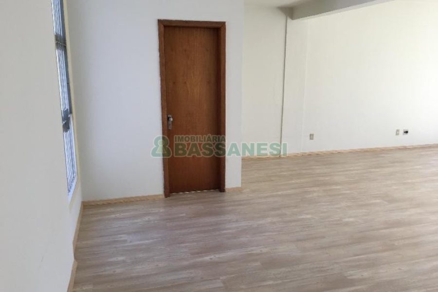 Sala com 60m², no bairro Centro em Caxias do Sul para Alugar