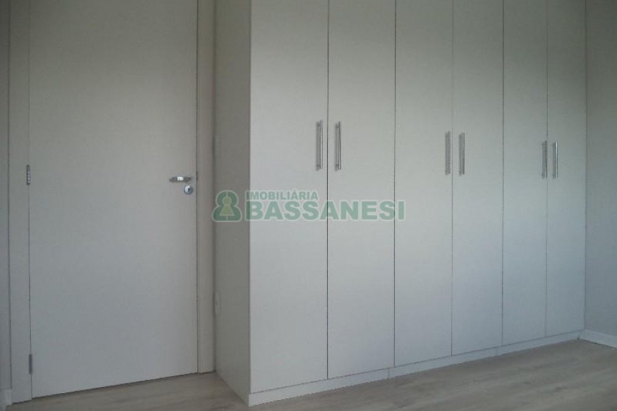 Apto Mobiliado com 75m², 2 dormitórios, 2 vagas, no bairro Cinqüentenário em Caxias do Sul para Comprar