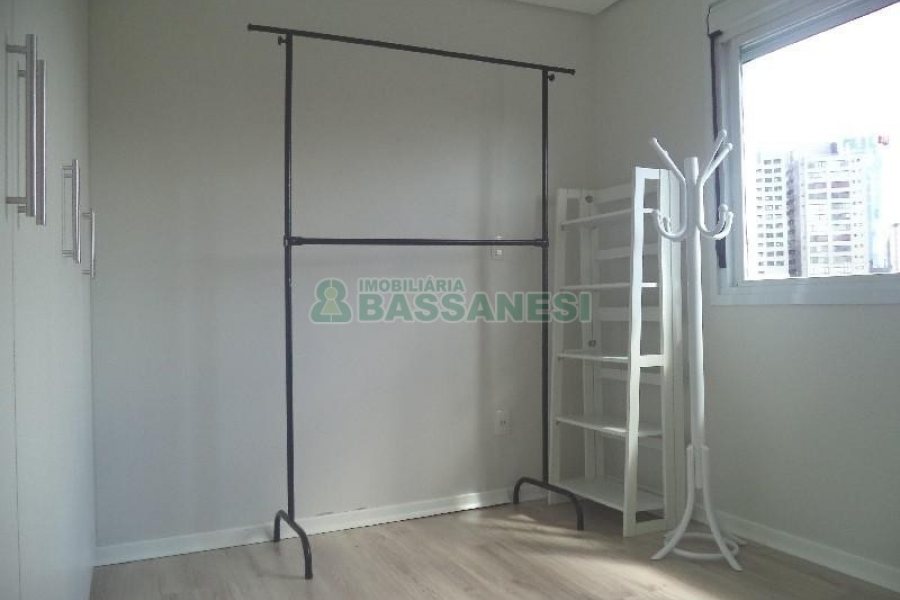 Apto Mobiliado com 75m², 2 dormitórios, 2 vagas, no bairro Cinqüentenário em Caxias do Sul para Comprar