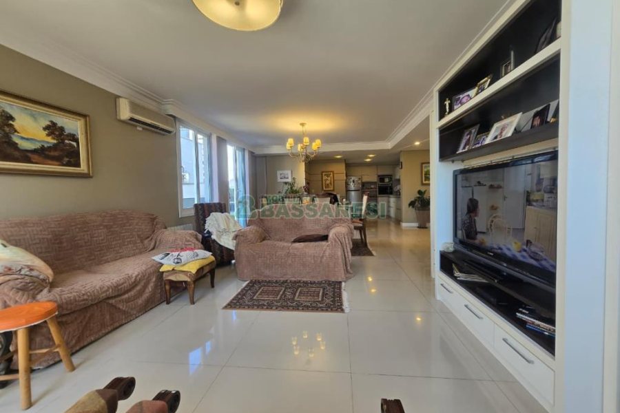 Apartamento com 190m², 3 dormitórios, 2 vagas, no bairro Centro em Caxias do Sul para Comprar