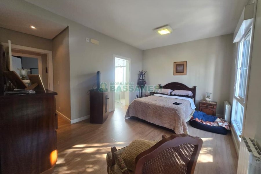 Apartamento com 190m², 3 dormitórios, 2 vagas, no bairro Centro em Caxias do Sul para Comprar