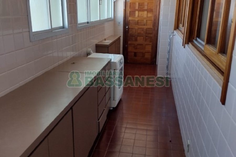 Apto Mobiliado com 236m², 3 dormitórios, 2 vagas, no bairro Centro em Caxias do Sul para Comprar